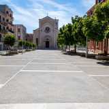 ...per entrare poi in una piazzetta che porta il nome dell�Istituto